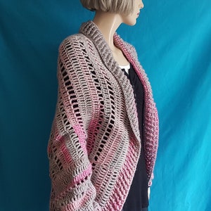 Crochet confortable pour se blottir en dégradé gris et rose Boléro au crochet moelleux-chaud Boléro surdimensionné Cardigan cocon Soul Warmer image 4