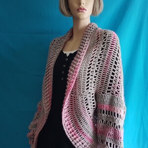 Crochet confortable pour se blottir en dégradé gris et rose Boléro au crochet moelleux-chaud Boléro surdimensionné Cardigan cocon Soul Warmer image 3