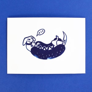 Affiche linogravure bleu sur papier mat, Hot Dog ! Petit chien saucisse teckel