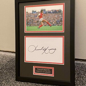 David O'Leary - signierte und unter Glas gerahmte A4-Karte - Trikot - COA