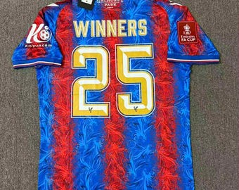 Calcio - Crystal Palace - Finale FA Cup 2025 - Vincitori - Maglia casalinga - Tutte le taglie fino alla 2XL - Taglie per adulti e bambini - Consegna in media in 10 giorni