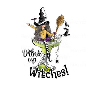Pu&ograve; includere: Una strega di cartoni animati con capelli neri e un cappello da strega bianco e nero &egrave; seduta in un bicchiere di margarita verde. Tiene una scopa e le gambe sono incrociate. Il testo "Drink up Witches!" &egrave; scritto sotto il bicchiere.
