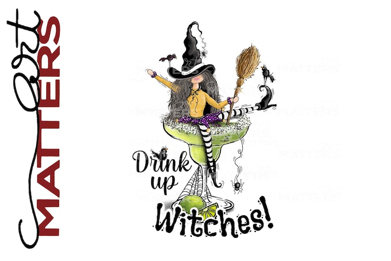 Pu&ograve; includere: Una strega di cartoni animati con capelli neri e un cappello da strega bianco e nero &egrave; seduta in un bicchiere di margarita verde. Tiene una scopa e le gambe sono incrociate. Il testo "Drink up Witches!" &egrave; scritto sotto il bicchiere.