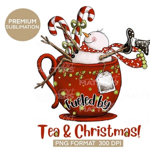 K&ouml;nnte beinhalten: Eine rote Teetasse mit einem Schneemann darin, der Zuckerstangen h&auml;lt und einen Schal tr&auml;gt. Die Teetasse hat einen Teebeutel, der am Rand h&auml;ngt, und den Text "Fueled by Tea & Christmas!" auf der Seite.