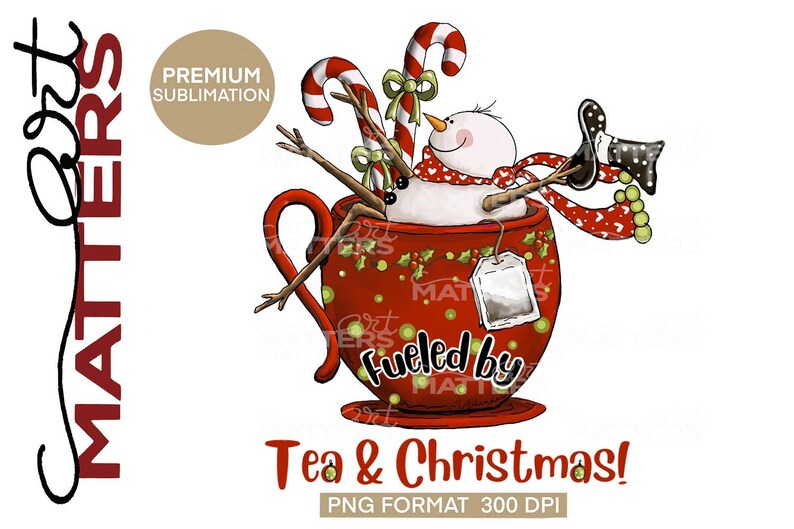K&ouml;nnte beinhalten: Eine rote Teetasse mit einem Schneemann darin, der Zuckerstangen h&auml;lt und einen Schal tr&auml;gt. Die Teetasse hat einen Teebeutel, der am Rand h&auml;ngt, und den Text "Fueled by Tea & Christmas!" auf der Seite.