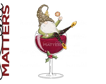 Op de afbeelding: Een gnome met een groene hoed en een rood-zwarte stippenbroek zit in een wijnglas gevuld met rode wijn. De gnome houdt een snoepstok.