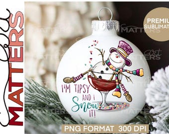 Puede incluir: Adorno navideño blanco con diseño de muñeco de nieve. El muñeco de nieve lleva un sombrero y bufanda morados, sosteniendo una copa de vino. El texto en el adorno dice "I'm Tipsy and I Snow It!" y "Art Matters".