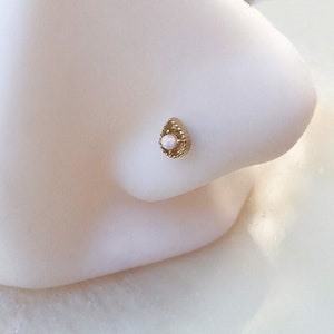 Titan Gold Teardrop Weißer Opal Nasenring. 20G.