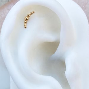 Labret curvo con cuentas de titanio de grado de implante de oro para perforaciones en caracol, planas, trago, medusa y cartílago. 16G. 5/16” (8 mm) o 1/4” (6 mm).
