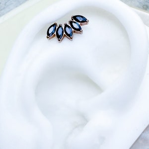 Labret Marquise en titane noir et or rose, cristal sans filetage. 16G, 18G ou 20G. 6 mm ou 8 mm. Pour l'hélice, le tragus, la conque et le cartilage.