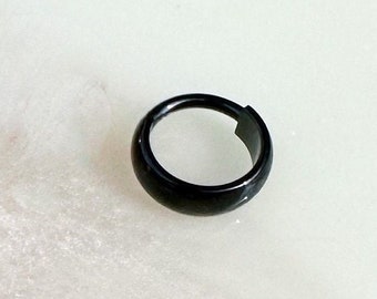 Dicker, schwarzer Clicker aus Titan in Implantatqualität für Septum-, Conch-, Daith- und Knorpelpiercings. 16G. 8mm oder 10mm.