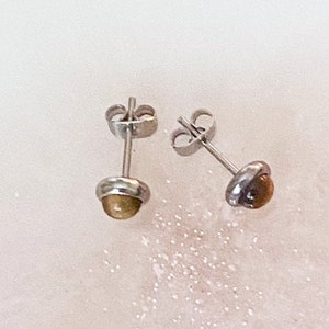Tigers Eye Stone Stud Earrings. (Pair).