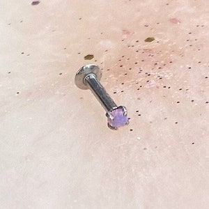 Draadloos paars opaal labret van titaniumkwaliteit voor implantaten. Indrukken. 16G | 1/4" of 5/16" voor medusa, tragus, monroe, kraakbeen, plat en helix.