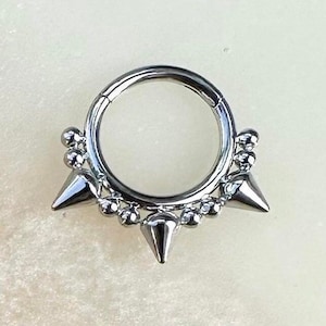 Clicker con punta de plata y titanio de grado implante para piercings de tabique, daith y cartílago, 16 G. 8 mm o 10 mm.