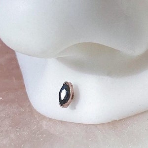 Labret en forme de goutte d'eau en titane et cristal noir pour méduse, narine, lune, lambi, tragus et cartilage. 16G ou 20G. 6 mm ou 8 mm.