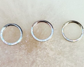 Titanium White Opal Lined Clicker für Septum, Daith, Helix und Knorpel Piercings. Gold, Rosegold, Silber. 16G. 8mm oder 10mm.