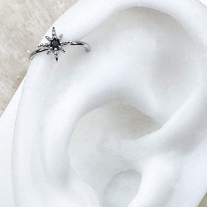Créole en cristal noir avec éclats d'étoiles. 20G. 8 mm. Pour les piercings du cartilage et des narines.