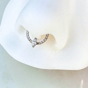 Gouden implantaatkwaliteit titanium marquise Teardrop Crystal Clicker voor septum-, daith-, helix- en kraakbeenpiercings. 16G. 8 mm of 10 mm.