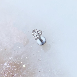 Labret de corazón de plata y titanio de grado implante para perforaciones de Medusa, cartílago, hélice, plana, tragus y caracola. 16G. 8 mm o 6 mm.