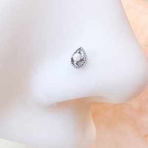 Implant Grade Titan Teardrop Weißer Opal Nasenring. 20G.