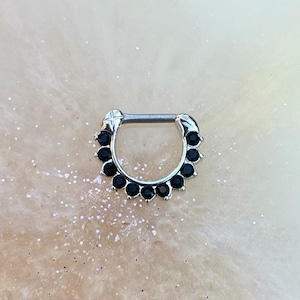 Clicker en cristal noir pour le septum, le daith et le cartilage. 16G. 8 mm.