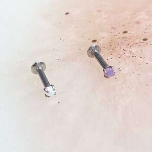メデューサ、トラガス、フラット、軟骨、モンローピアス用のインプラントグレードチタンパープルまたはホワイトオパールスレッドレスラブレット。16G。1/4インチまたは5/16インチ