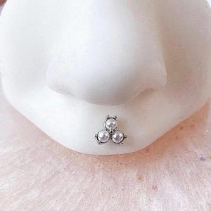 Piercing para labio Trinity Pearl de acero quirúrgico para perforaciones en forma de medusa, Monroe, plana, trago y cartílago. Joyas para perforaciones (calibre 16, 5/16” o 1/4”)