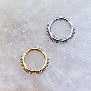 Clicker con cuentas de titanio para perforaciones de tabique, daith, caracola, hélice y cartílago. 16G. 8 mm o 10 mm. Plata u Oro.