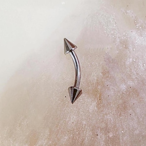 Piercing para ombligo con punta de titanio y plata de grado implante. 14 G. 3/8” (10 mm).