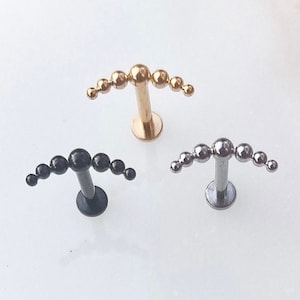 Gebogen labret met titaniumkralen in goud, zwart of zilver voor schelp-, platte, kraakbeen-, lob- en medusa-piercings. 16G. 5/16" of 1/4"