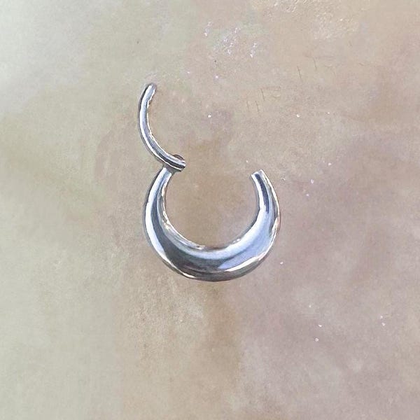 Clicker épais en titane et argent de qualité implantaire pour le septum, le daith ou le cartilage.  16G. 8 mm ou 10 mm.