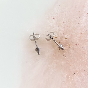 Silber Spike Ohrstecker. Spike Ohrringe. 4mm.