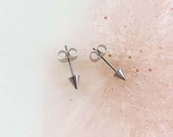Clous d&#39;oreilles argentés. Boucles d&#39;oreilles pointes. 4 mm.