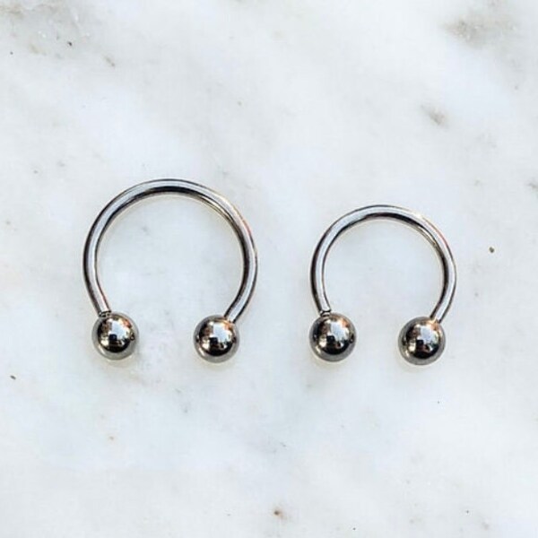 Cerceau en fer à cheval en titane de qualité implantaire pour les piercings Septum, Daith, Tragus, Conch et Cartilage. 18G, 16G ou 14G. 8 mm, 10 mm ou 12 mm.