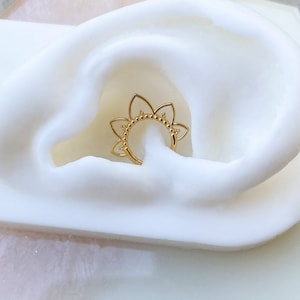Gold Implant Grade Titanium Filigree Ornate Clicker for Septum and Daith piercings. 16G. 8mm.