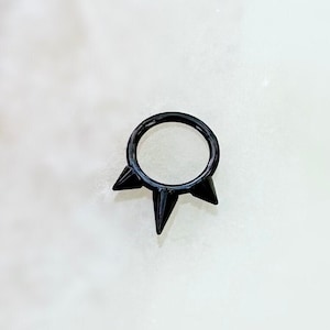 Titanium Black Spike Clicker for Cartilage, Daith and Septum. 16 Gauge. 8mm.