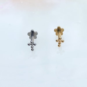 チタン スレッドレス クロス ラブレット。16G、18G、または 20G。軟骨、トラガス、ヘリックス、メデューサ、フラット ピアス。シルバーまたはゴールド。