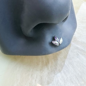Labret van titanium met marquiseblad van implantaatkwaliteit met regenboogkleurige Aurora Borealis-kristallen. Voor medusa-, tragus- en kraakbeenpiercings. 16G.