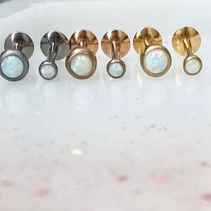 Labret redondo de ópalo de titanio para piercings de Medusa, Monroe, cartílago, caracola, lóbulos y tragus. Oro, plata o oro rosa. Calibre 16, 5/16”.