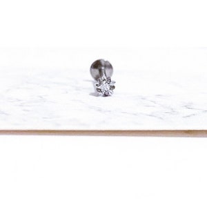Titanium sterkristallen labret voor philtrum-, tragus-, flat- en kraakbeenpiercings. 16G.