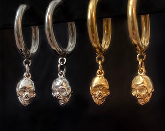 Schedelskeletoorringen in zilver of goud. Gotische oorbellen.