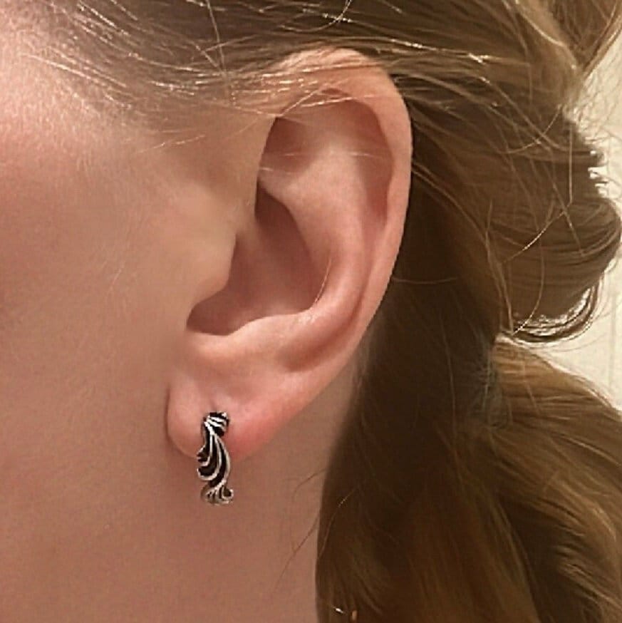Silver Filigree Etched Engraved Huggie Hoop Earrings. (pair