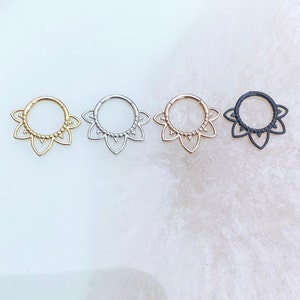 Piercing tribal de clic con filigrana de titanio de grado implante para perforaciones en septum, daith y cartílago. 16G. 8 mm. Disponible en negro, dorado, plateado o rosa dorado.
