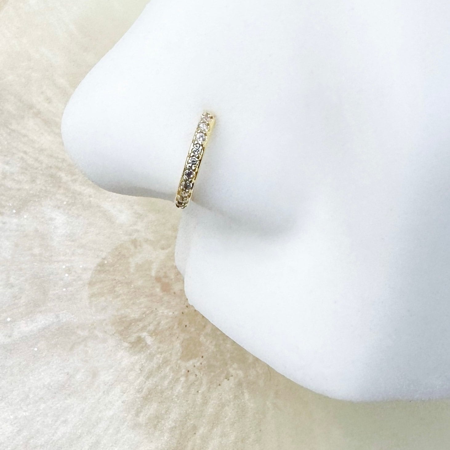 Delikatny złoty kryształowy kolczyk do nosa, do przekłucia przegrody nosowej, nozdrza, chrząstki, muszli i ślimaka. 20G lub 18G. 8 mm lub 10 mm.