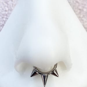 Clicker con punta de titanio de grado implante para perforaciones de tabique, daith, lóbulo o cartílago. 16G. 8 mm o 10 mm.