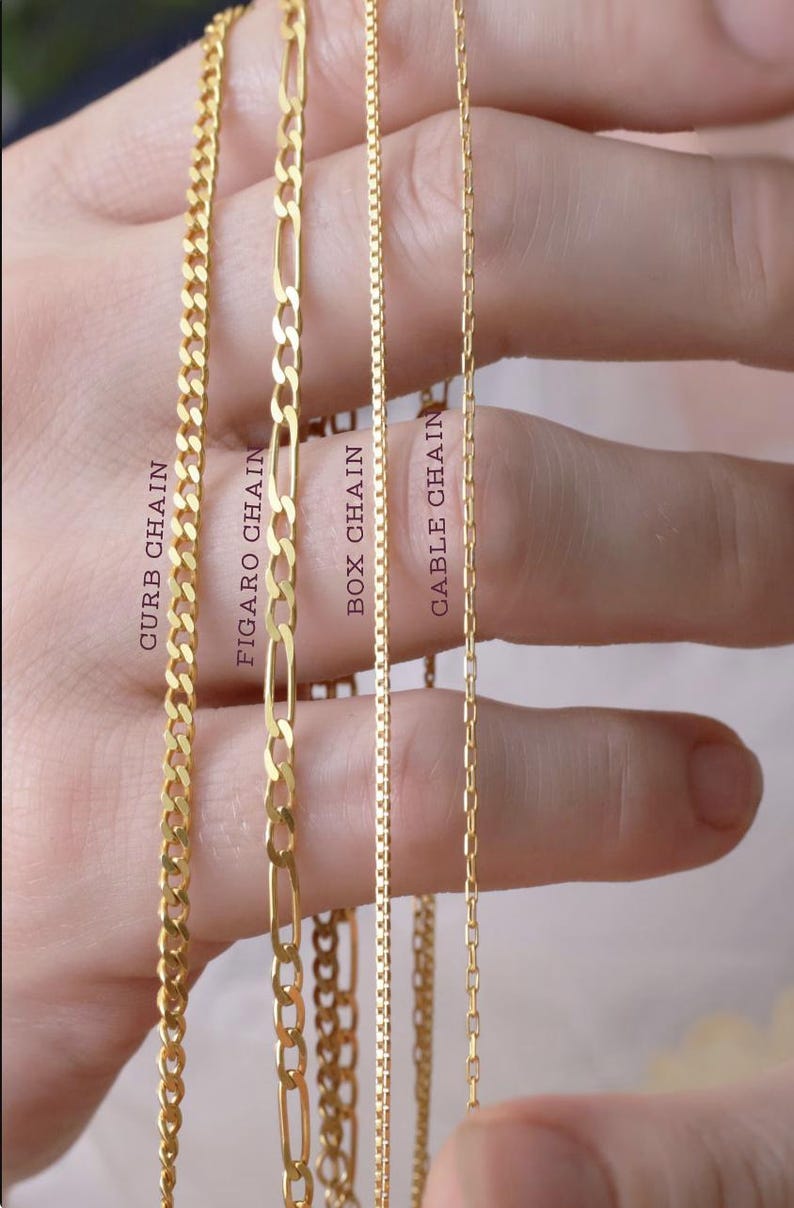 Pu&ograve; includere: Cinque catene d'oro di diversi stili, etichettate "Curb Chain", "Figaro Chain", "Box Chain" e "Cable Chain".