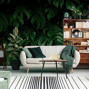 Carta da parati scura con foglie fresche di monstera | Autoadesiva, stacca e incolla, carta da parati rimovibile, decorazione da parete verde