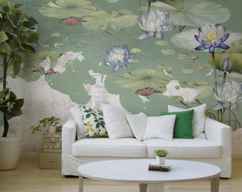 Könnte beinhalten: Ein Wohnzimmer mit weißem Sofa, Kissen und rundem Couchtisch. Die Wand zeigt ein Wandbild mit Seerosen und Lotusblumen in Grün, Blau und Rosa. Links steht eine Topfpflanze. Der Raum wirkt hell und luftig.