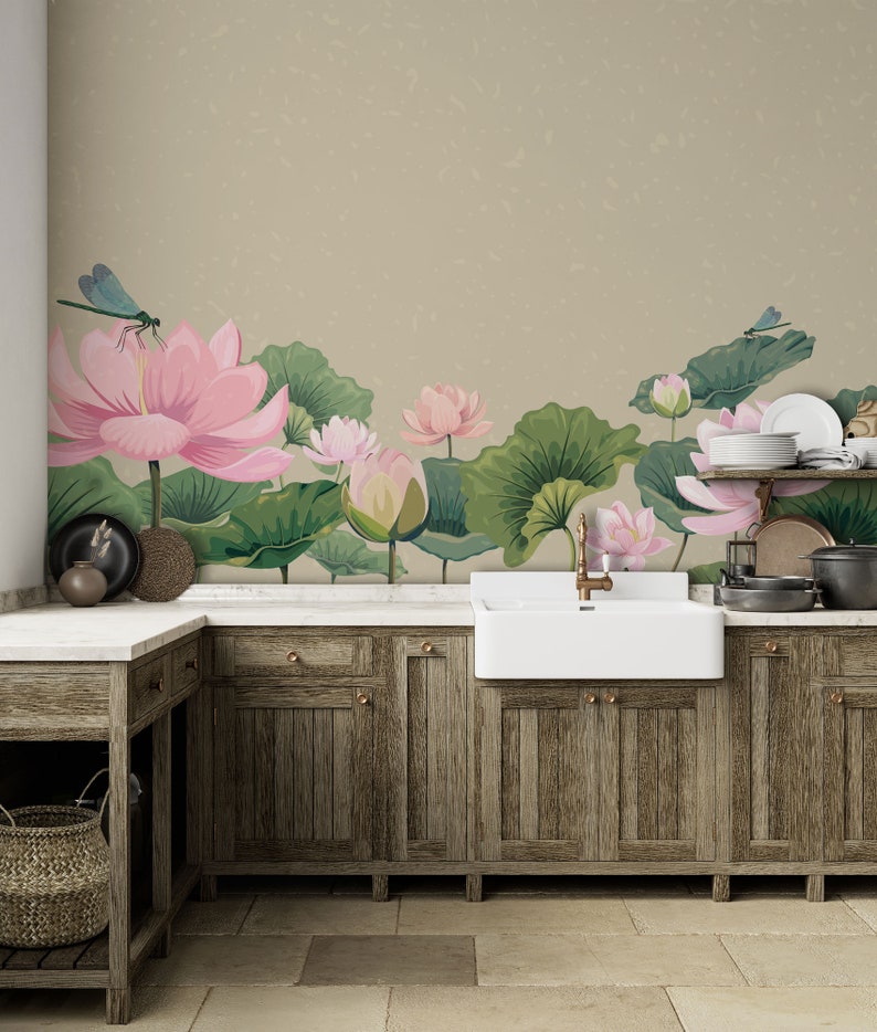 Ljusrosa lotusblommor och trollsländor på beige bakgrundstapet, blommig tapet | Självhäftande, Dra & Stick, Avtagbar tapet bild 1