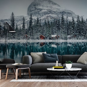 Lodge in legno con carta da parati in pineta, motivo invernale, murale con riflesso della neve | Carta da parati autoadesiva, stacca e incolla, rimovibile